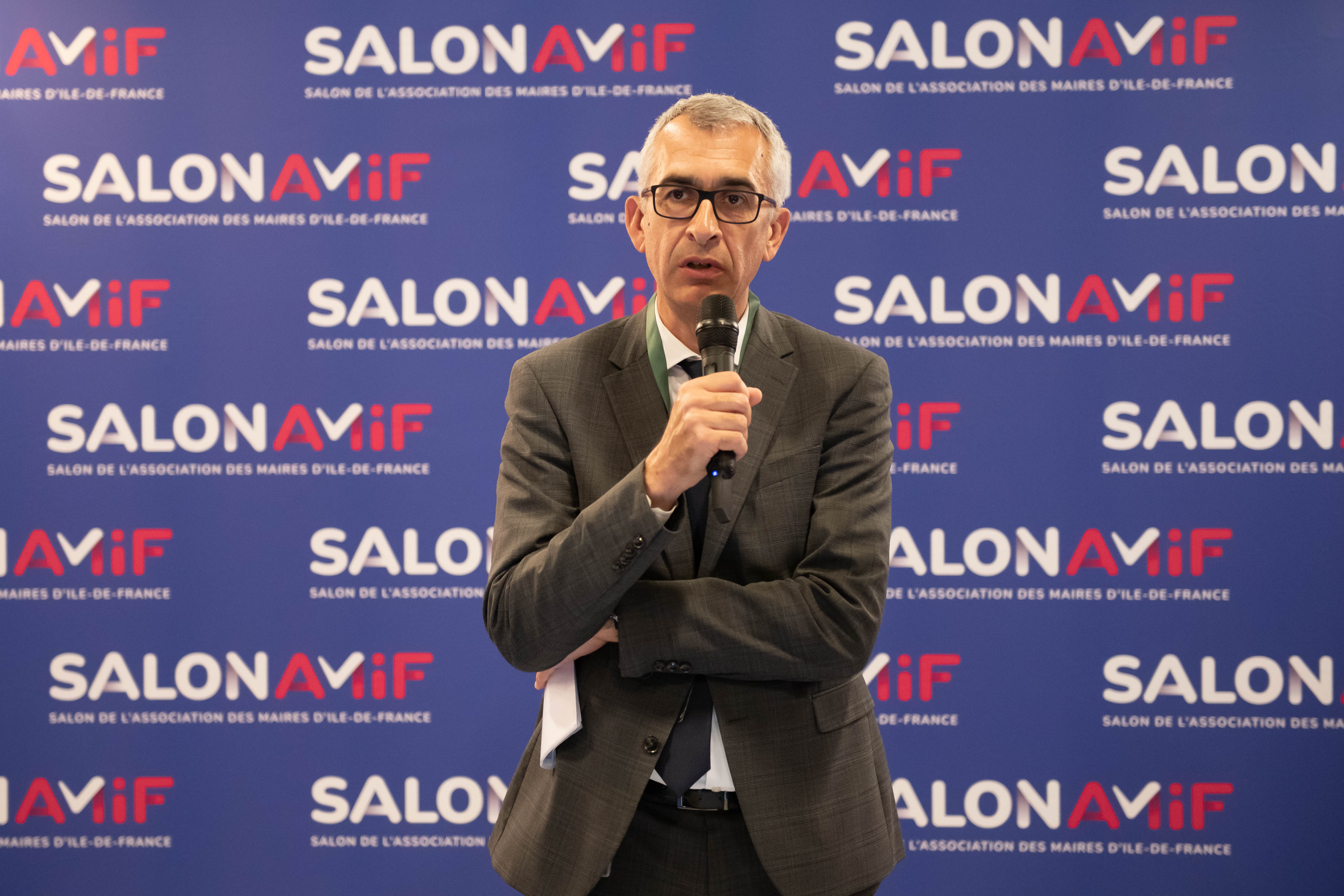 Stéphane NOEL, directeur de l'Etablissement français du sang Ile-de-France a remis les trophées aux 38 communes labellisées en 2025. Crédit photo : AMIF