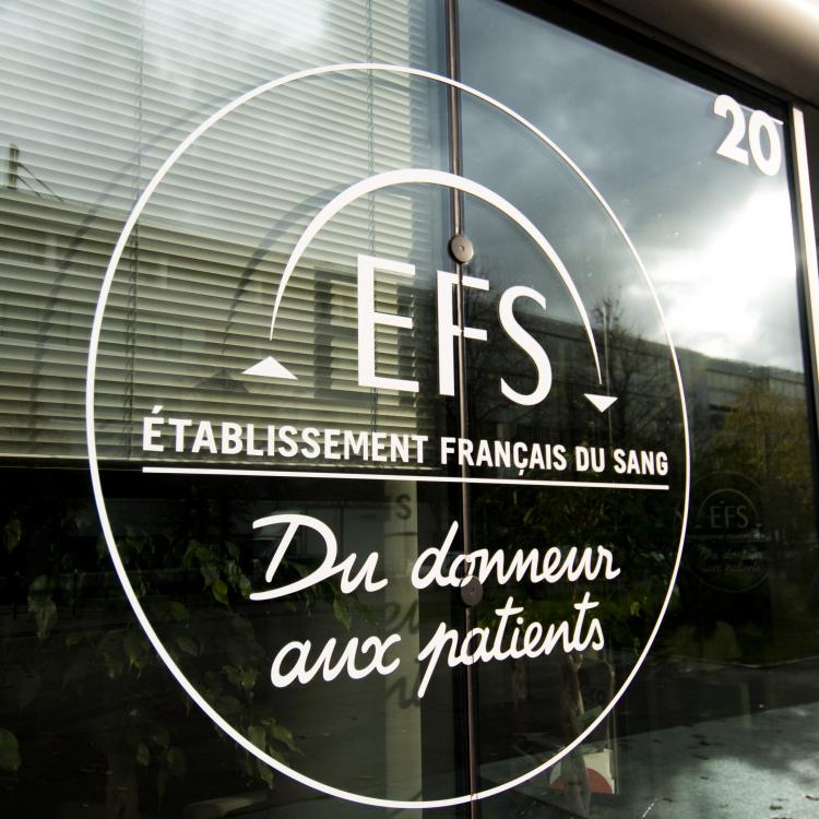 Logo sur la façade du siège national de l'EFS