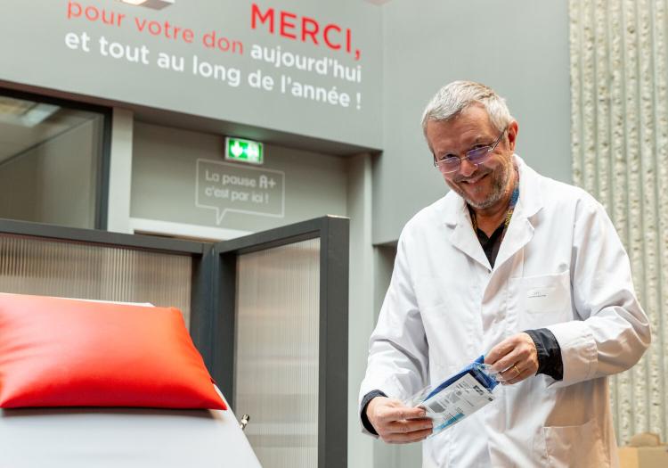 Personnel EFS dans l'espace de prélèvement_© EFS Maxime Gautier