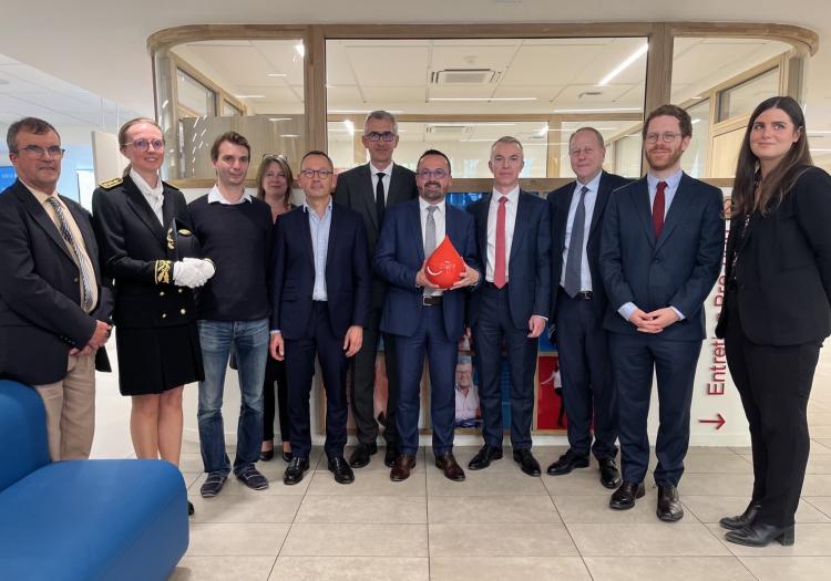 Visite du ministre de la santé et de l'accès aux soins, Yannick NEUDER, en présence du Président de l'EFS, Frédéric PACOUD, et du Directeur régional de l'EFS Ile-de-France, Stéphane NOEL Visite du ministre de la santé et de l'accès aux soins, Yannick NEUDER, en présence du Président de l'EFS, Frédéric PACOUD, et du Directeur régional de l'EFS Ile-de-France, Stéphane NOEL